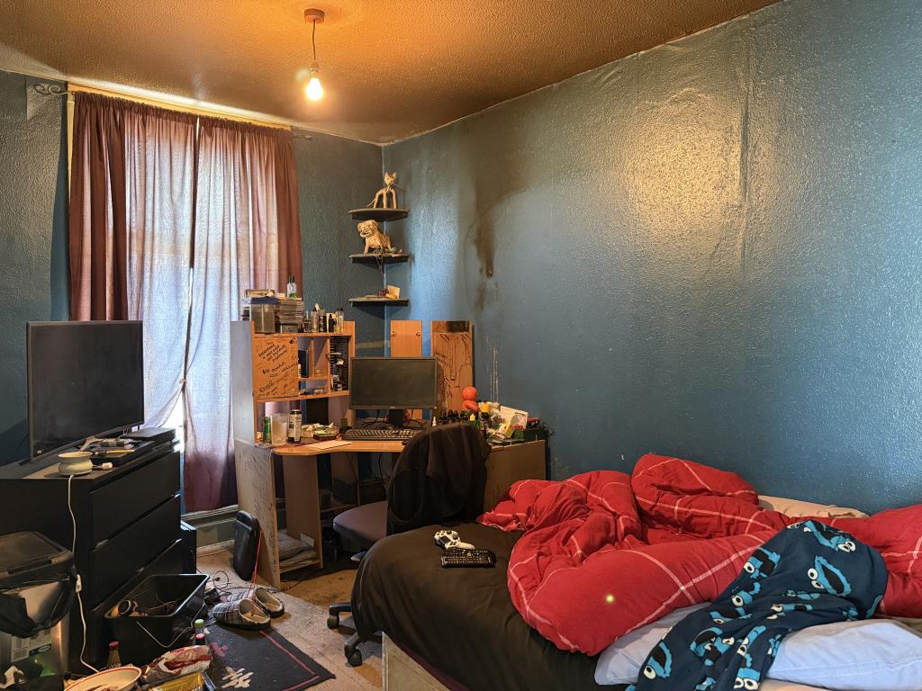 Lot: 133 - THREE-BEDROOM HOUSE IN NEED OF IMPROVEMENT - Bedroom two at rear of property